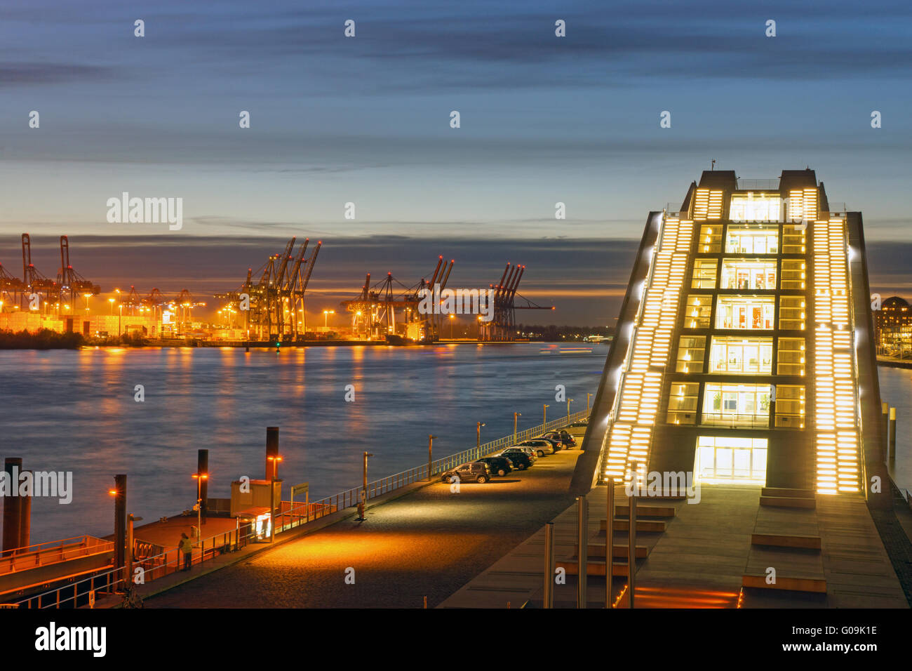 Moderne Architektur und der Hafen in Hamburg Stockfoto