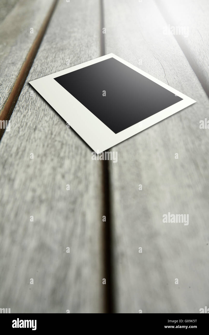 Polaroid auf dem Holzboden Stockfoto