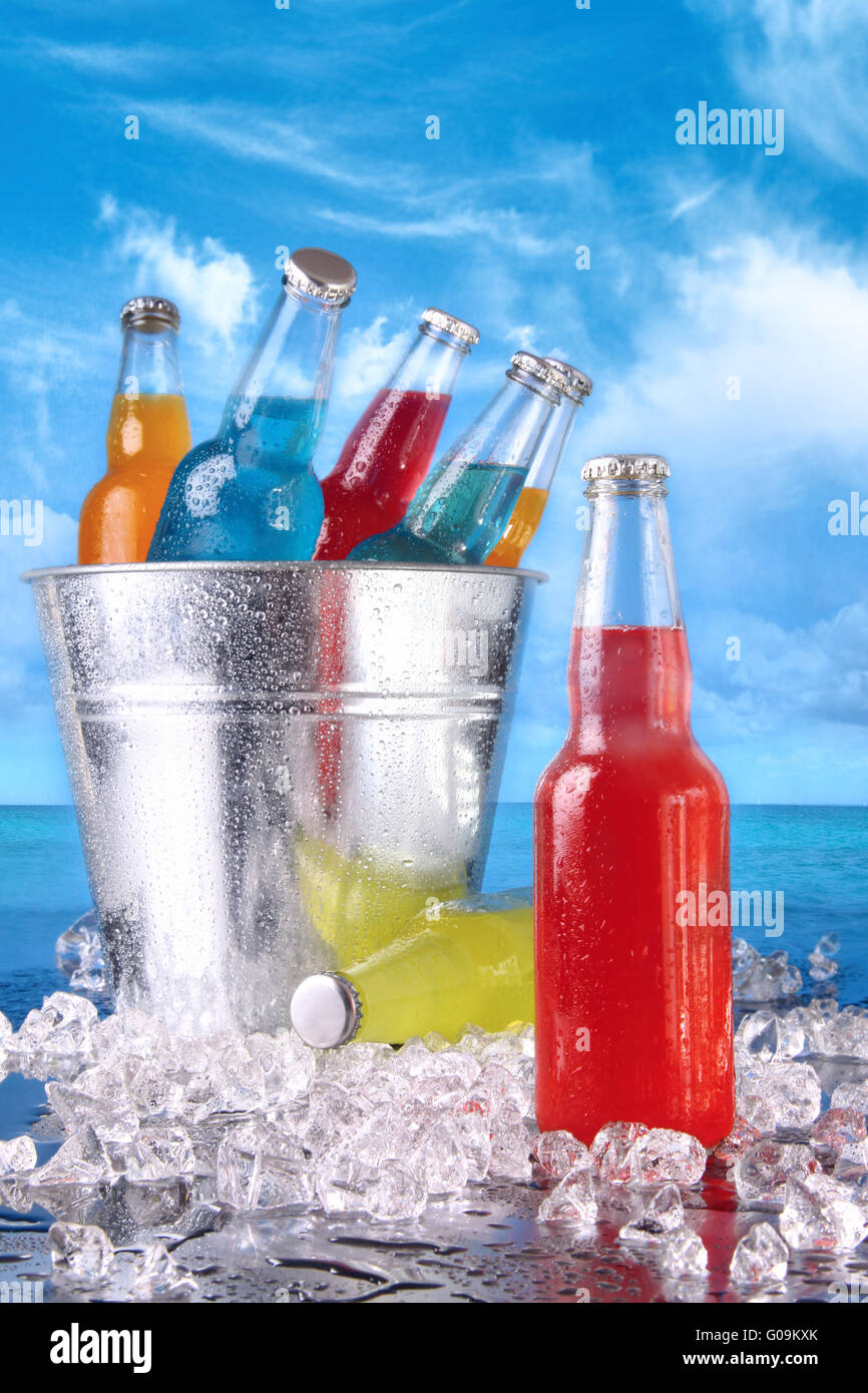 Kalter Sommer Getränke im Eiskübel am Strand Stockfoto