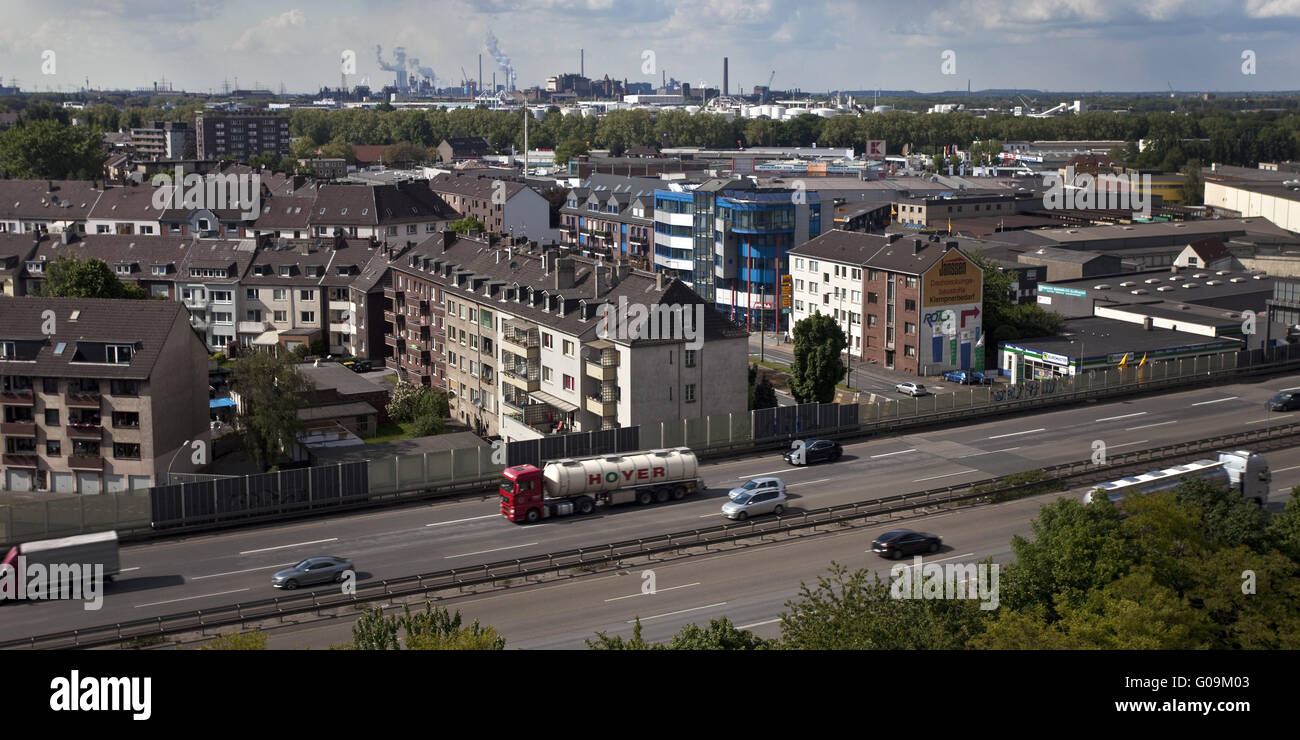 Wohnsiedlung Autobahn A 40, Duisburg, Deutschland Stockfoto