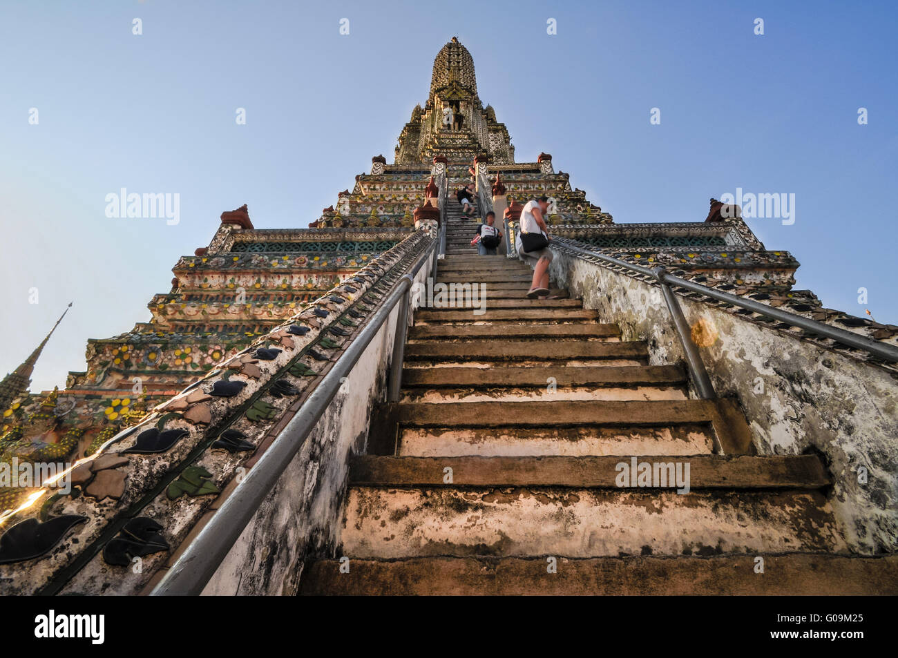 Der Temple of Dawn Wat Arun und einen wunderschönen blauen Himmel in Bangkok, Thailand Stockfoto
