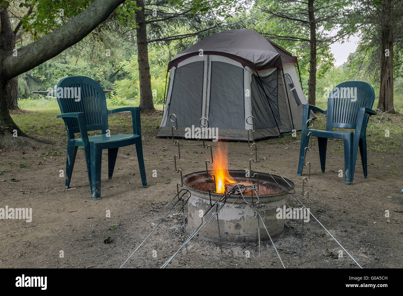 Camping Feuer und Zelt Stockfoto