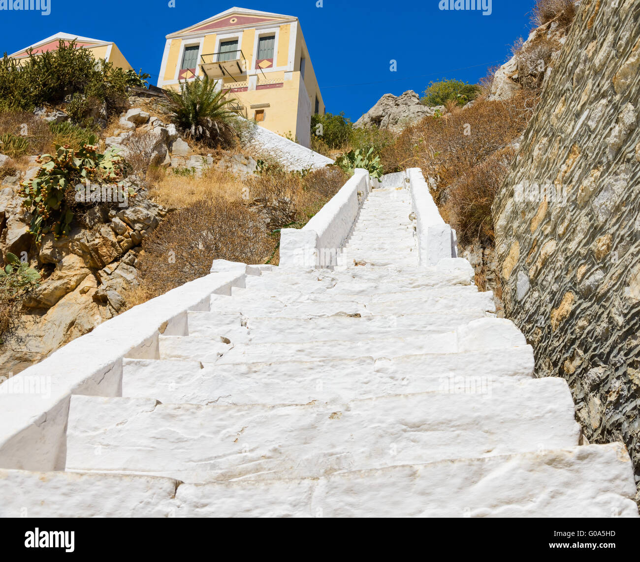 weiße Treppe führt hinauf zum Haus Stockfoto