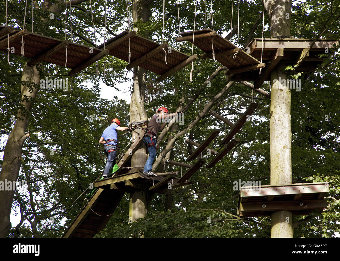 Zwei Personen im Kletterpark, Wetter, Deutschland. Stockfoto