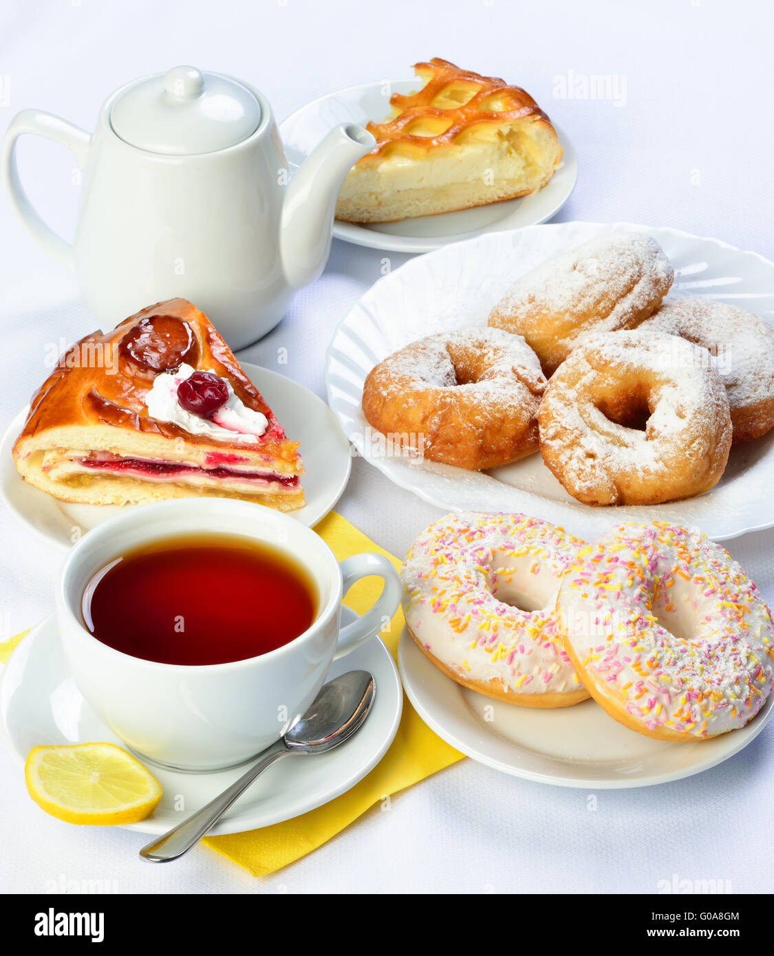 Stillleben mit Ihrem Tisch mit Backen, Kuchen, Donuts, Tee-Tasse und Topf. Stockfoto