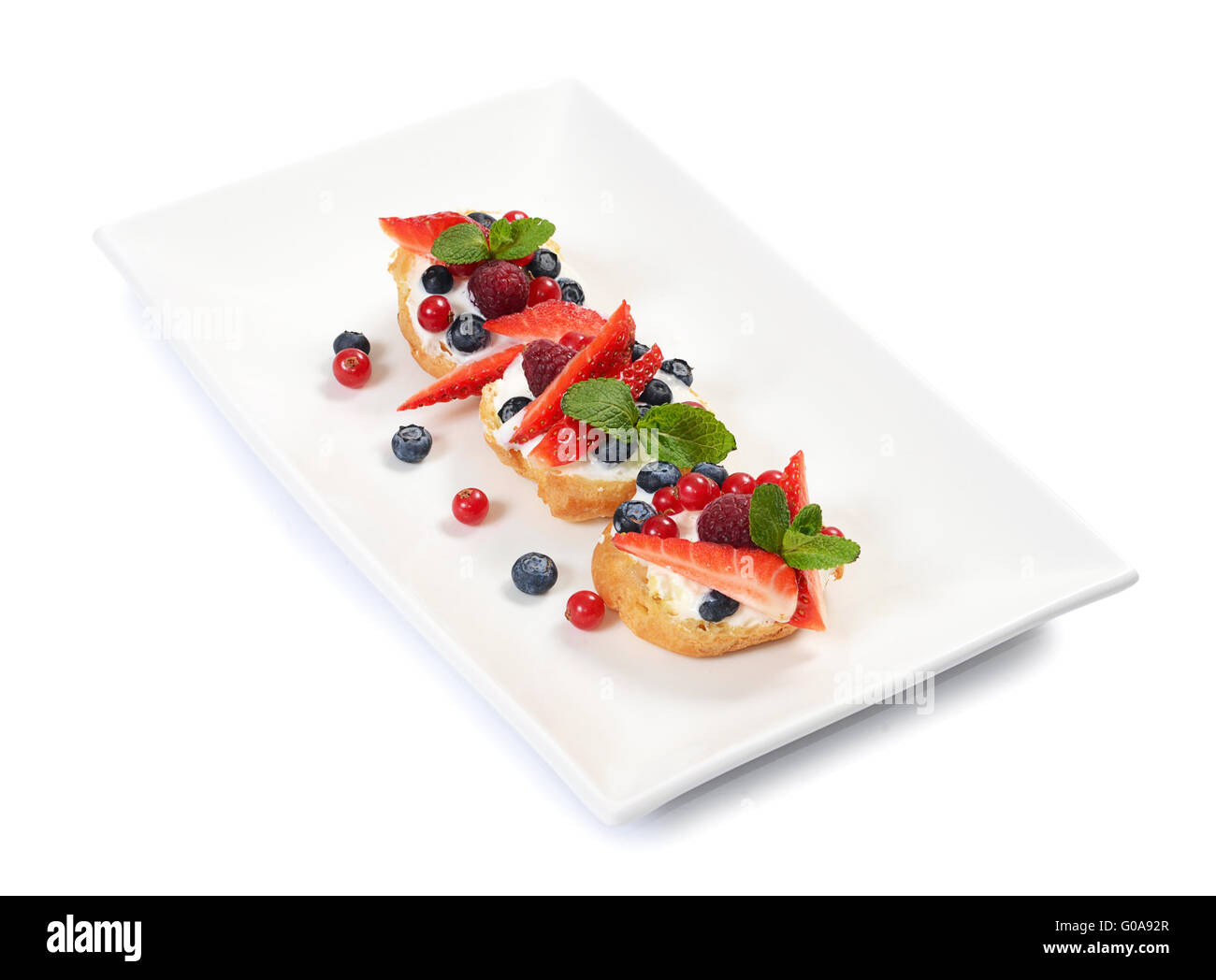 Windbeutel mit Beeren Johannisbeeren und Heidelbeeren Stockfoto