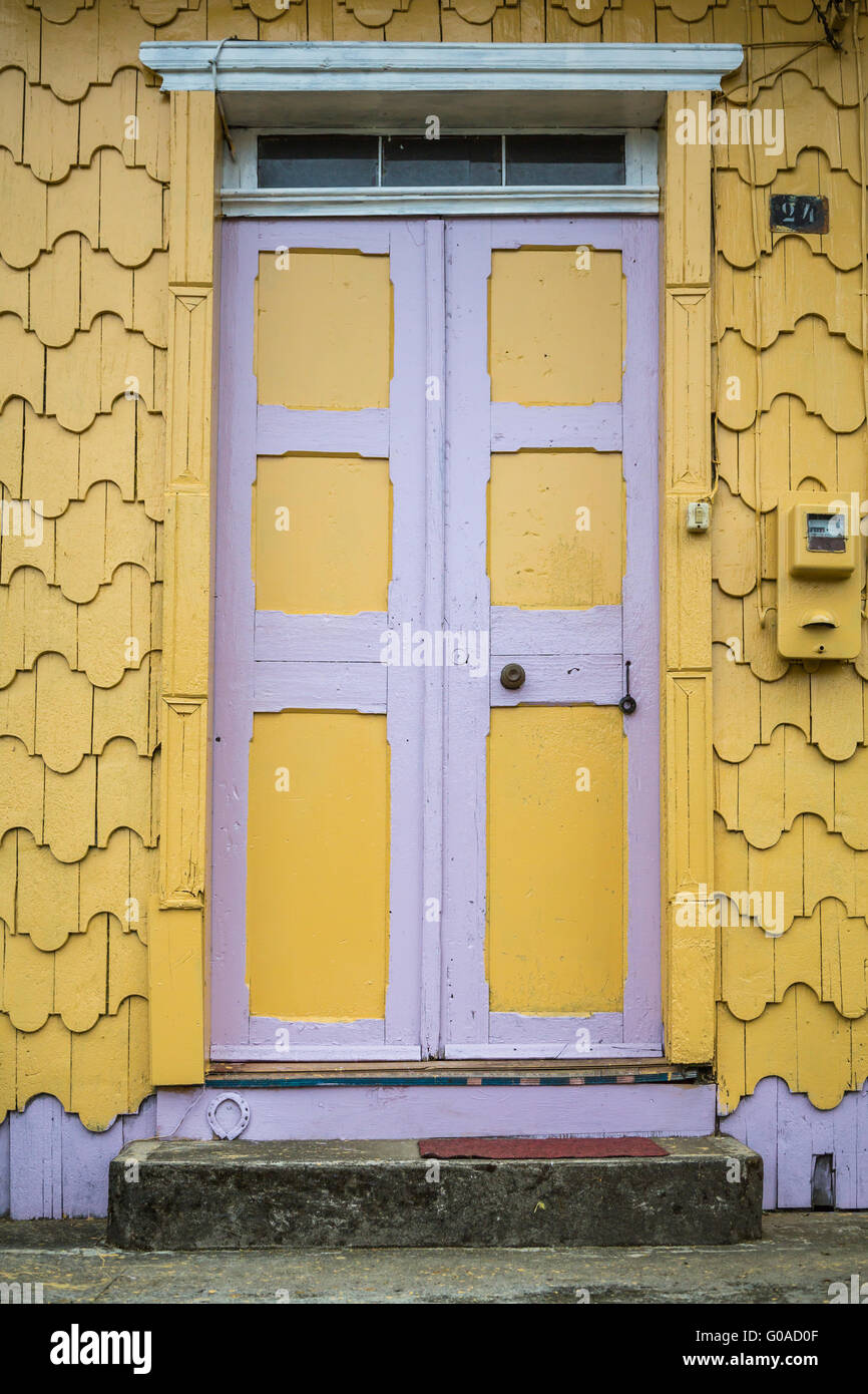 Eine rustikale Holztür im Dorf Curaco de Velez, Chile, Südamerika. Stockfoto