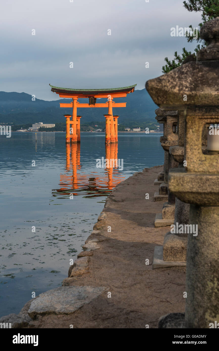 Am frühen Morgen am berühmten schwimmenden Torii Tor des Itsukushima-Schrein auf Miyajima bei Flut Stockfoto