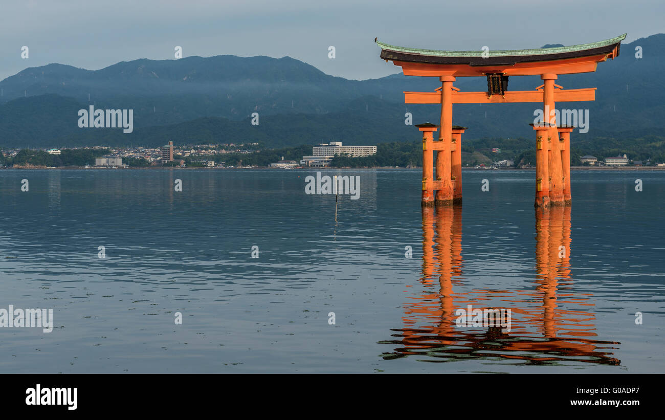Am frühen Morgen am berühmten schwimmenden Torii Tor des Itsukushima-Schrein auf Miyajima bei Flut Stockfoto