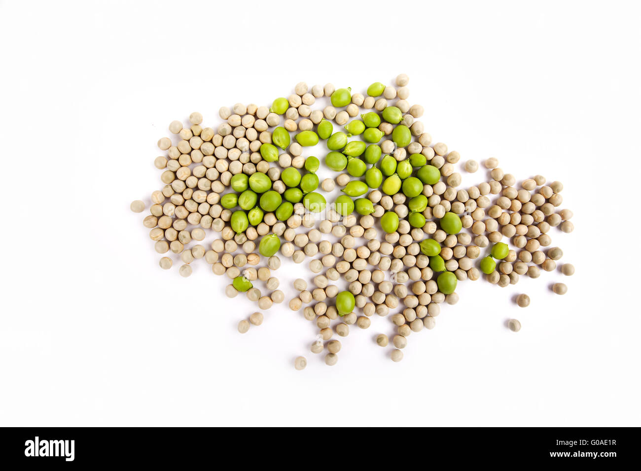 Frische und getrocknete Erbsen auf weißem Hintergrund Stockfoto