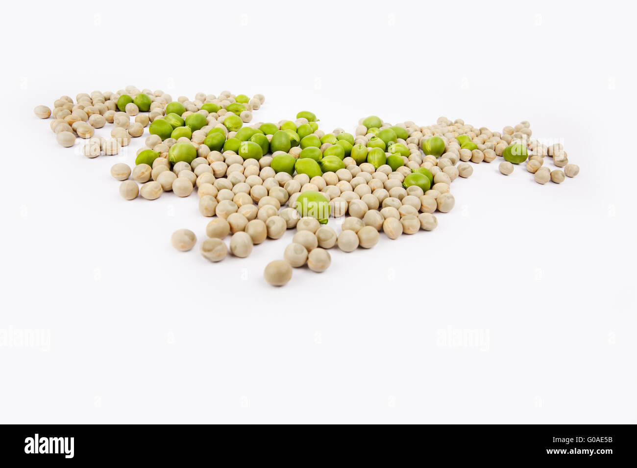 Frische und getrocknete Erbsen auf weißem Hintergrund Stockfoto