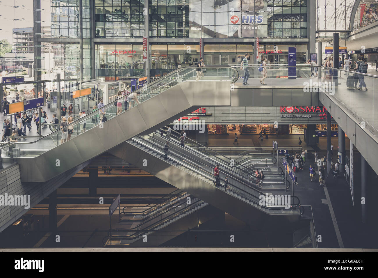 Eingangshalle des Berliner Hauptbahnhofs im Topf Stockfoto