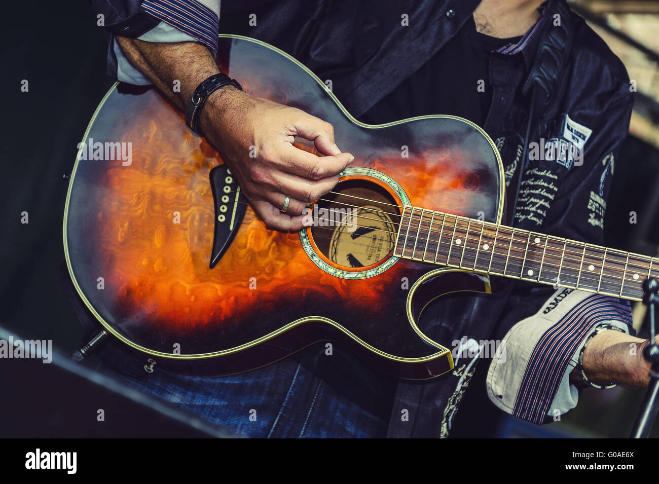 Gitarre in den Händen eines Musikers Stockfoto