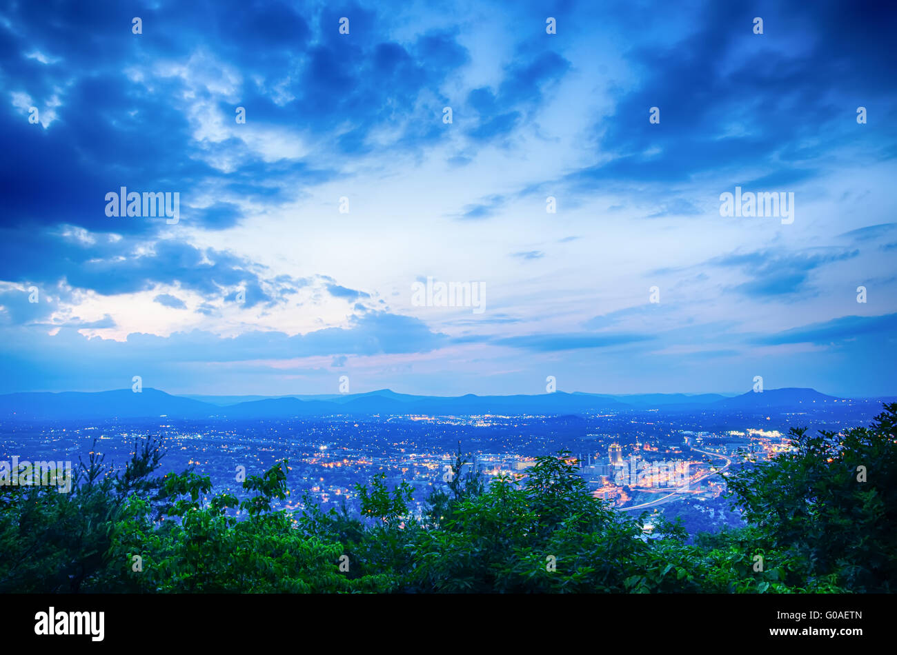 Roanoke City gesehen von Mill Mountain Star bei Dämmerung in Virginia, USA. Stockfoto