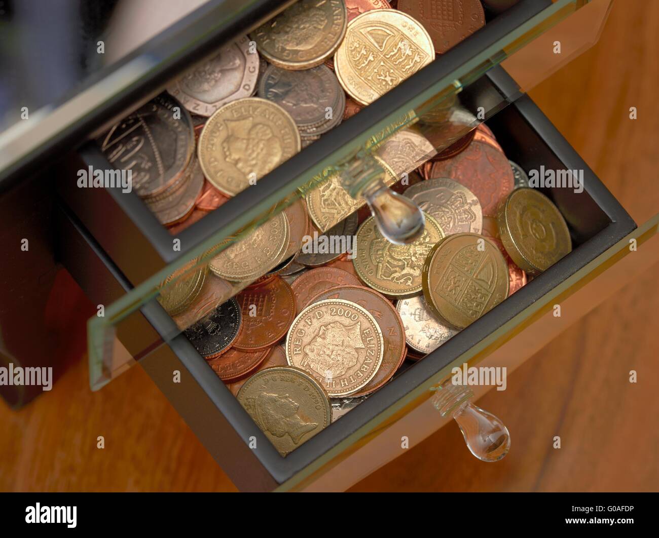 Vorrat an Münzen in Schmuck gehalten zieht Bausparen Konzept. Stockfoto