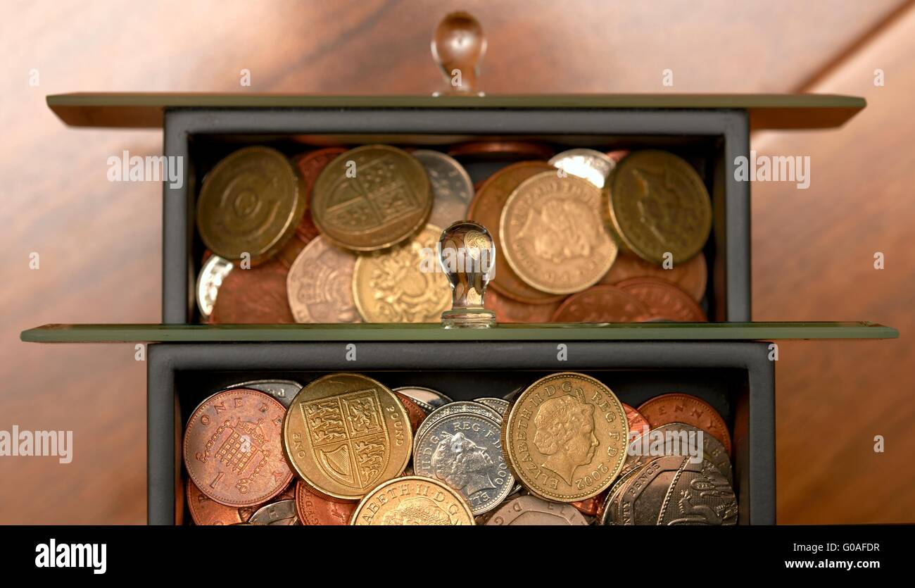 Stash der Münzen in Schmuck gehalten zieht Bausparen Konzept. Stockfoto
