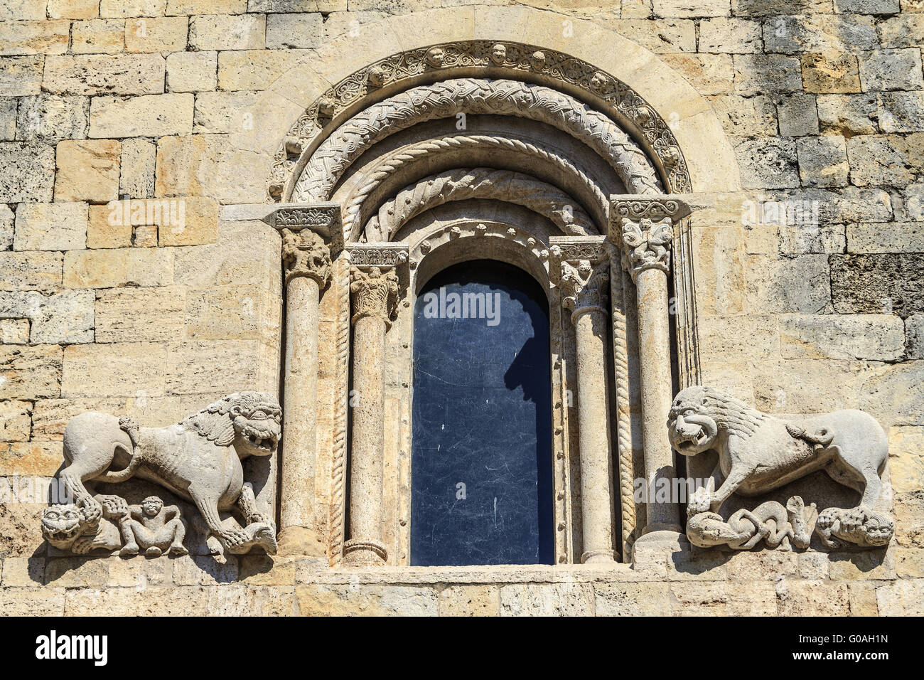 Löwen flankieren das Kloster Fenster Besalú Catalon Stockfoto