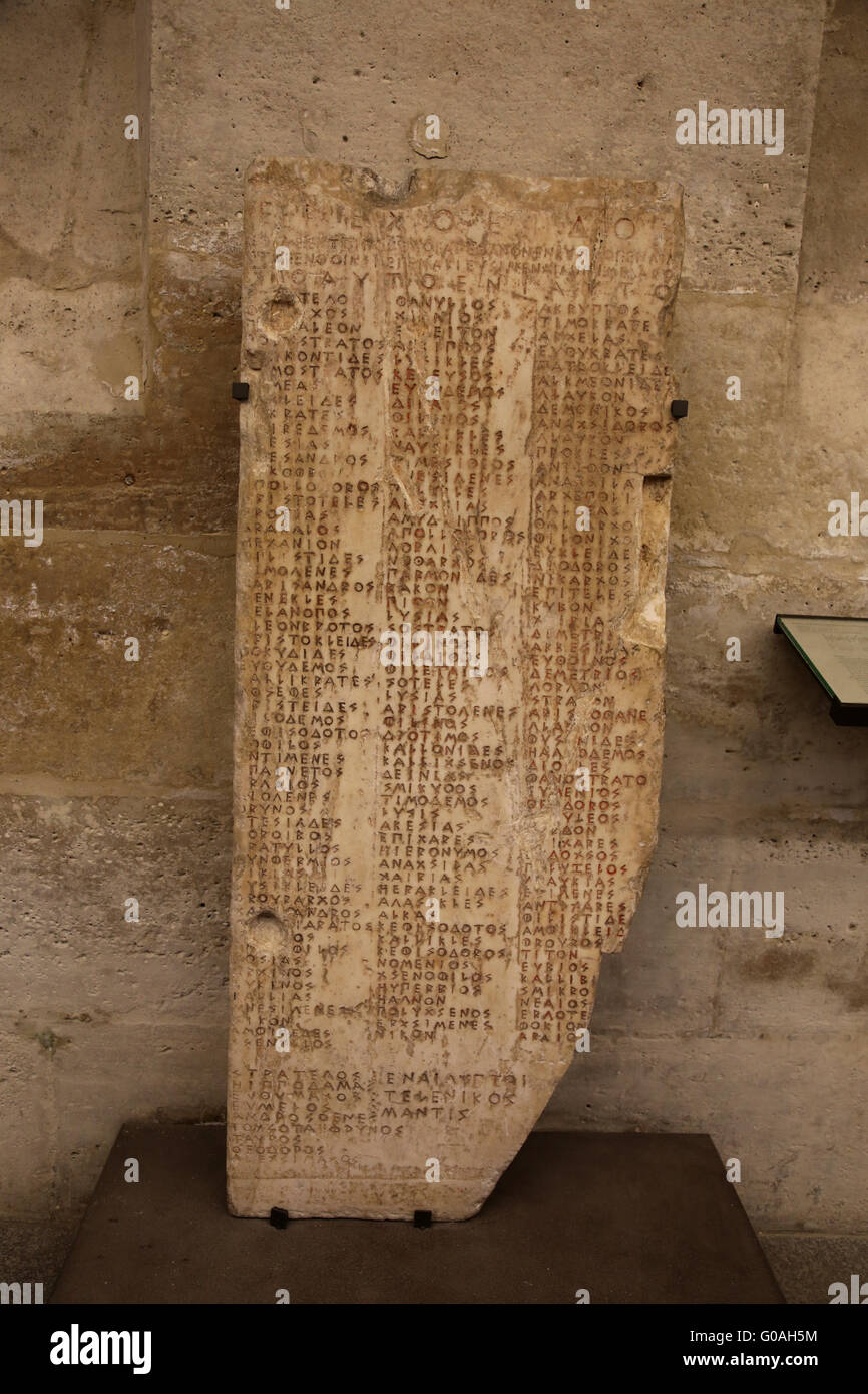 Griechische Inschrift: Liste der Bürger auf dem Feld der Ehre (die Toten aus dem Athener Stamm Erechteides) getötet. Athen. Louvre. Stockfoto