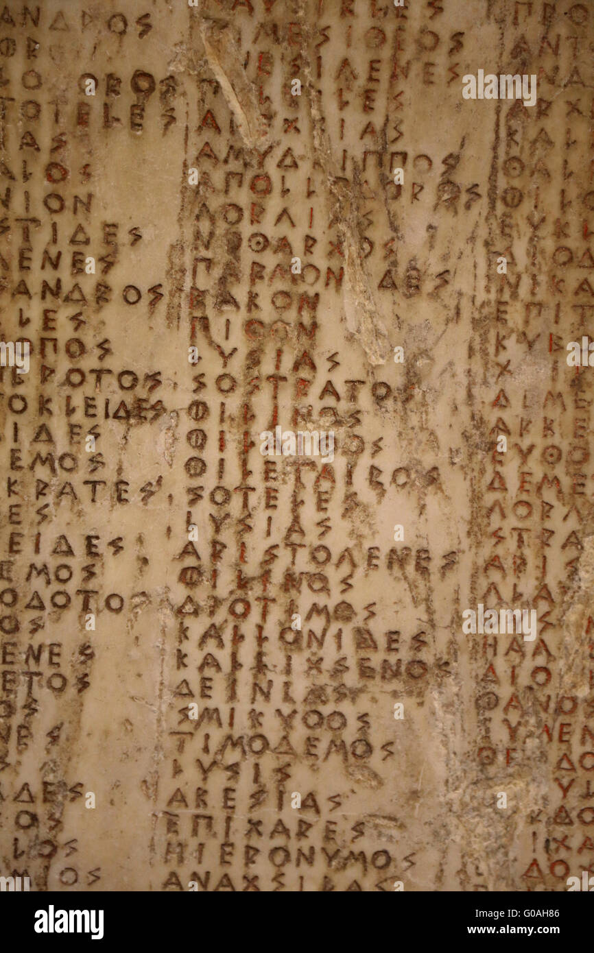 Griechische Inschrift: Liste der Bürger auf dem Feld der Ehre (die Toten aus dem Athener Stamm Erechteides) getötet. Athen. Louvre Stockfoto