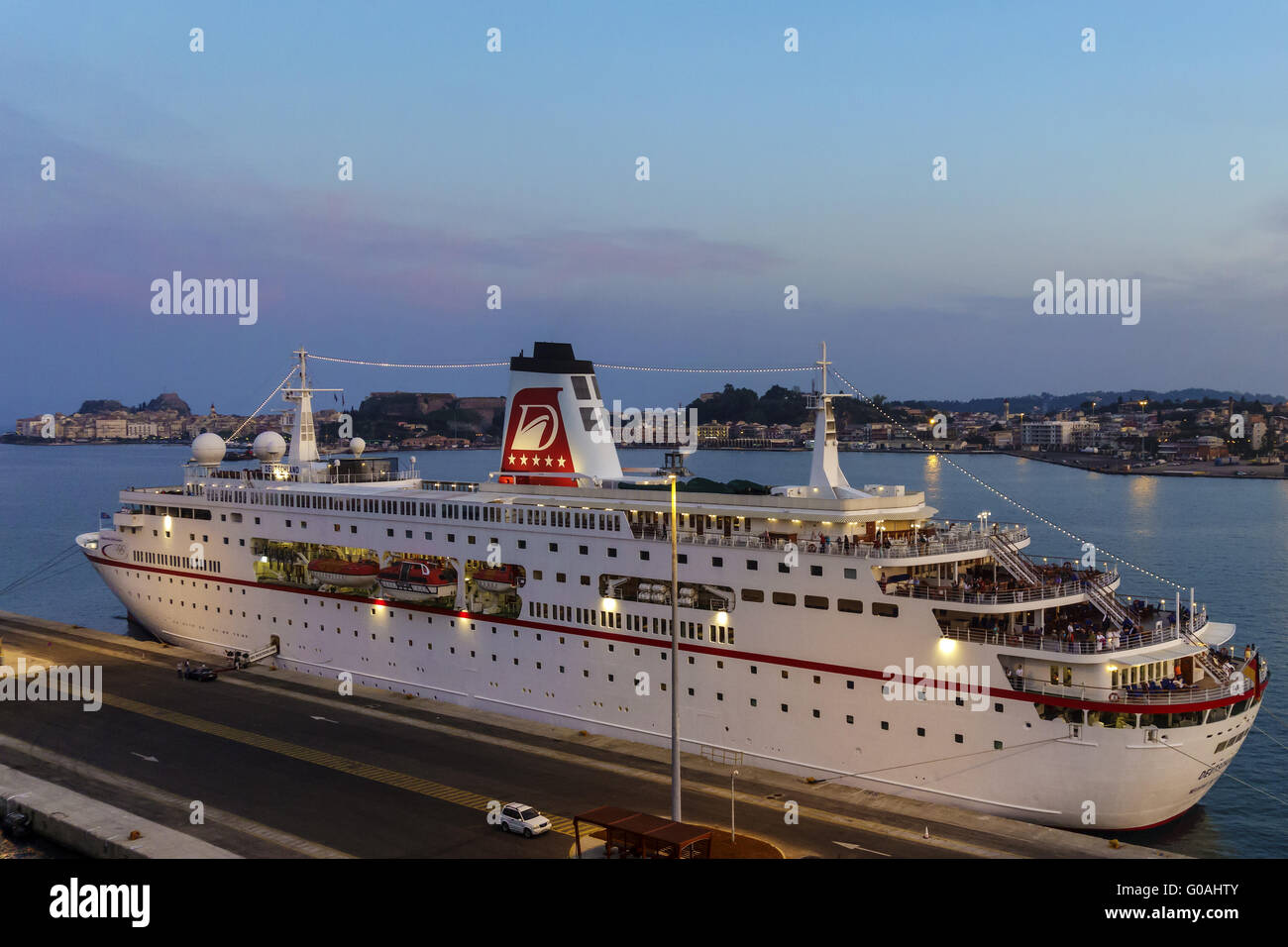 Kreuzfahrt Schiff vorbereiten lassen Hafen Korfu Griechenland Stockfoto