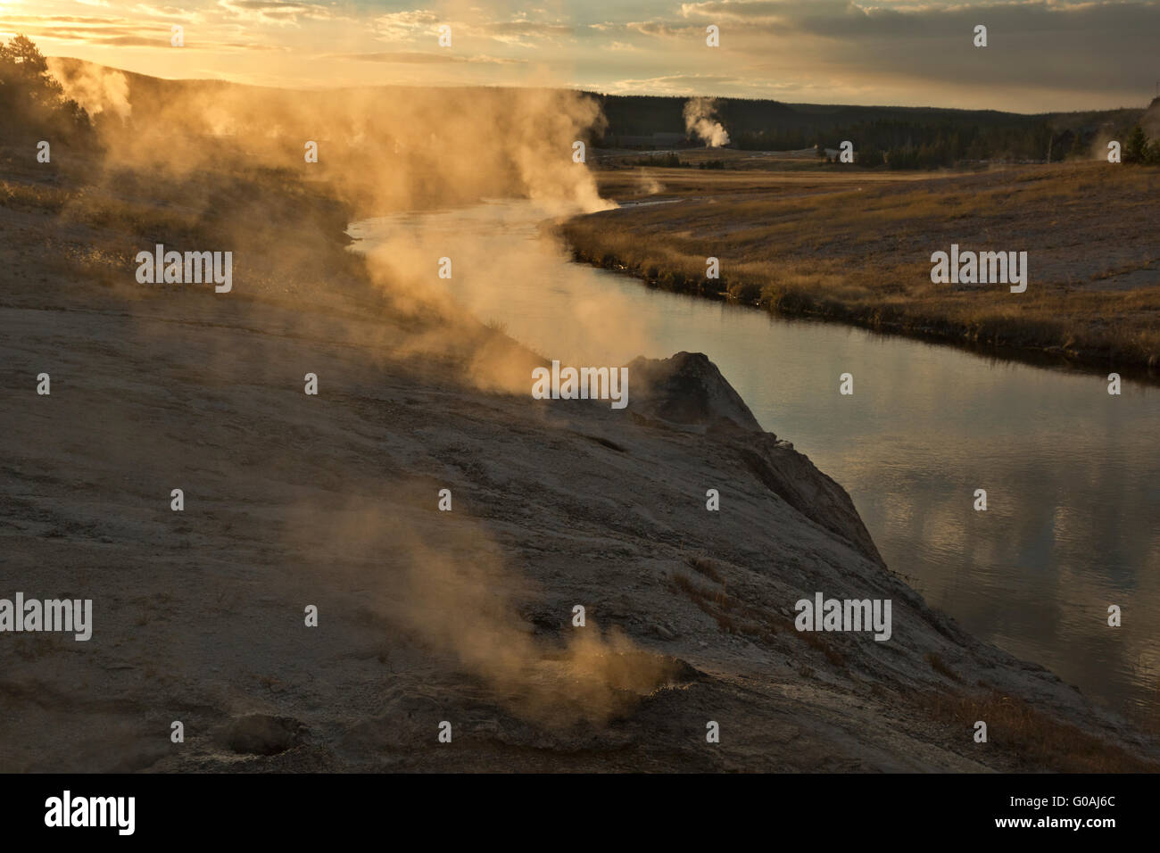 WYOMING - am frühen Morgen Dampf an den Ufern des Firehole River im oberen Geysir-Becken des Yellowstone National Park. Stockfoto