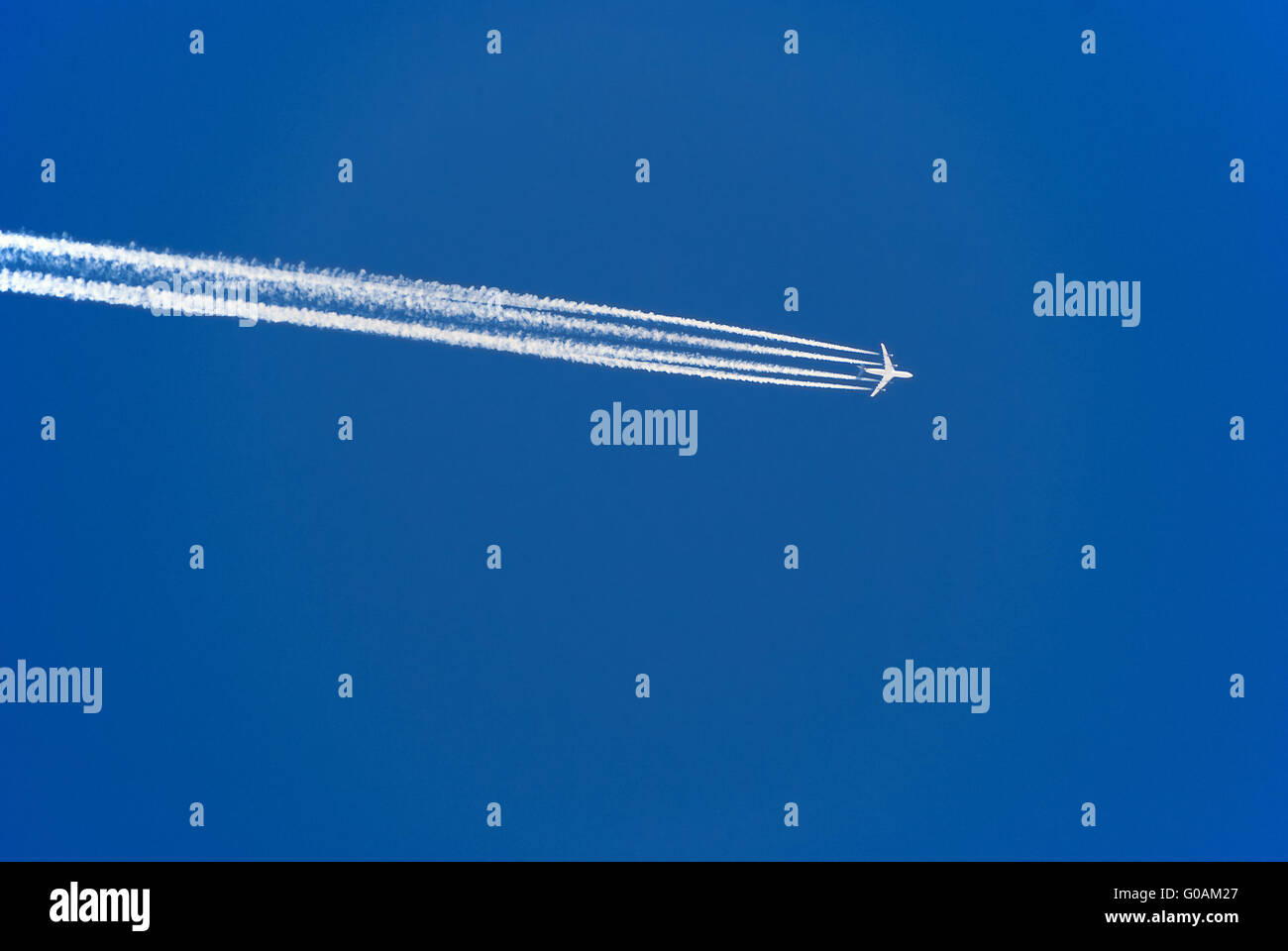 Flugzeug mit Kondensstreifen am Himmel Stockfoto