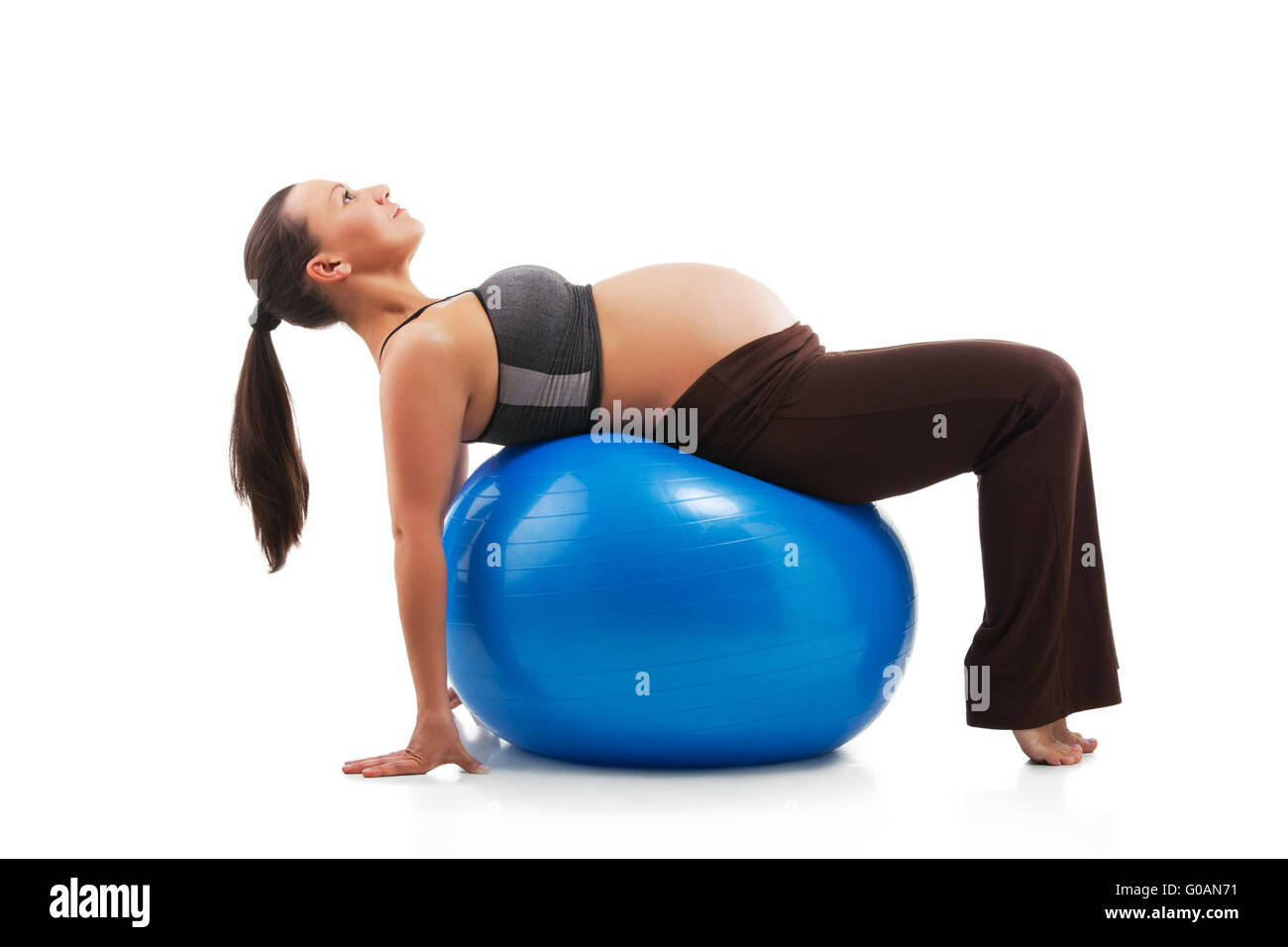 Schwangere Frau tun, Entspannung mit Geburts-Kugel Stockfoto
