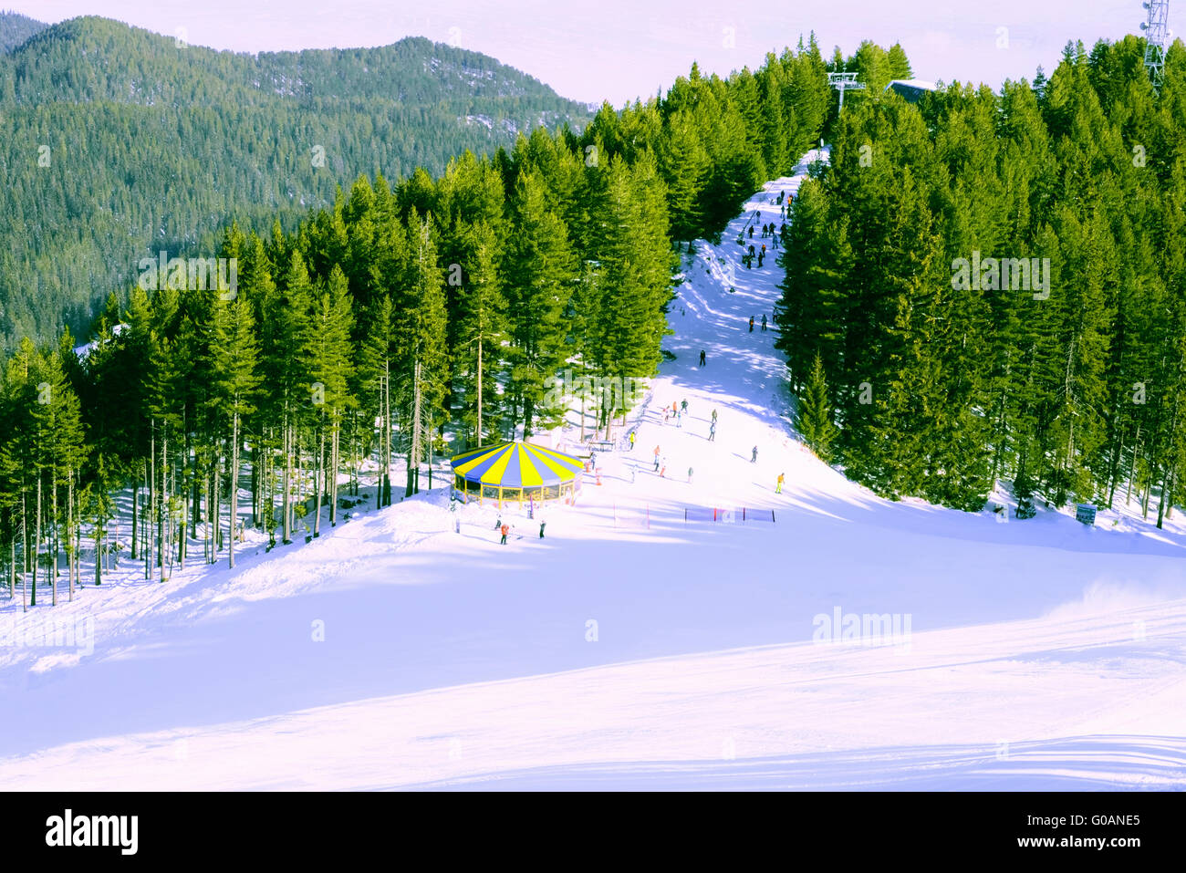 Berglandschaft in sonnigen frostigen Wintertag mit klaren blauen Himmel. Stockfoto