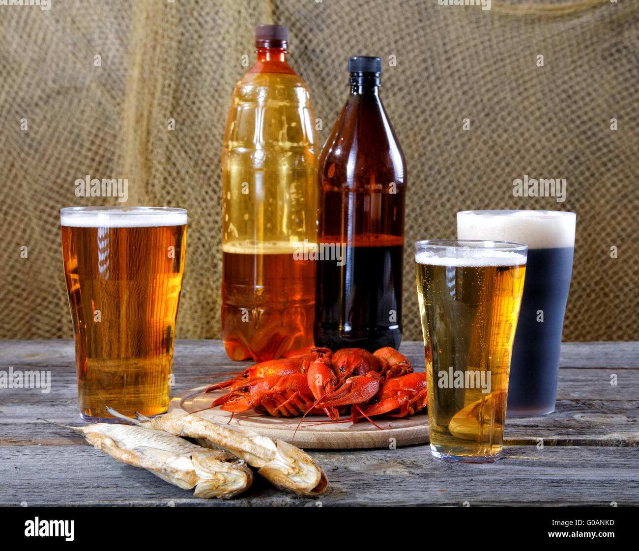 Helles und dunkles Bier mit Flusskrebsen und getrockneter Fisch Stockfoto