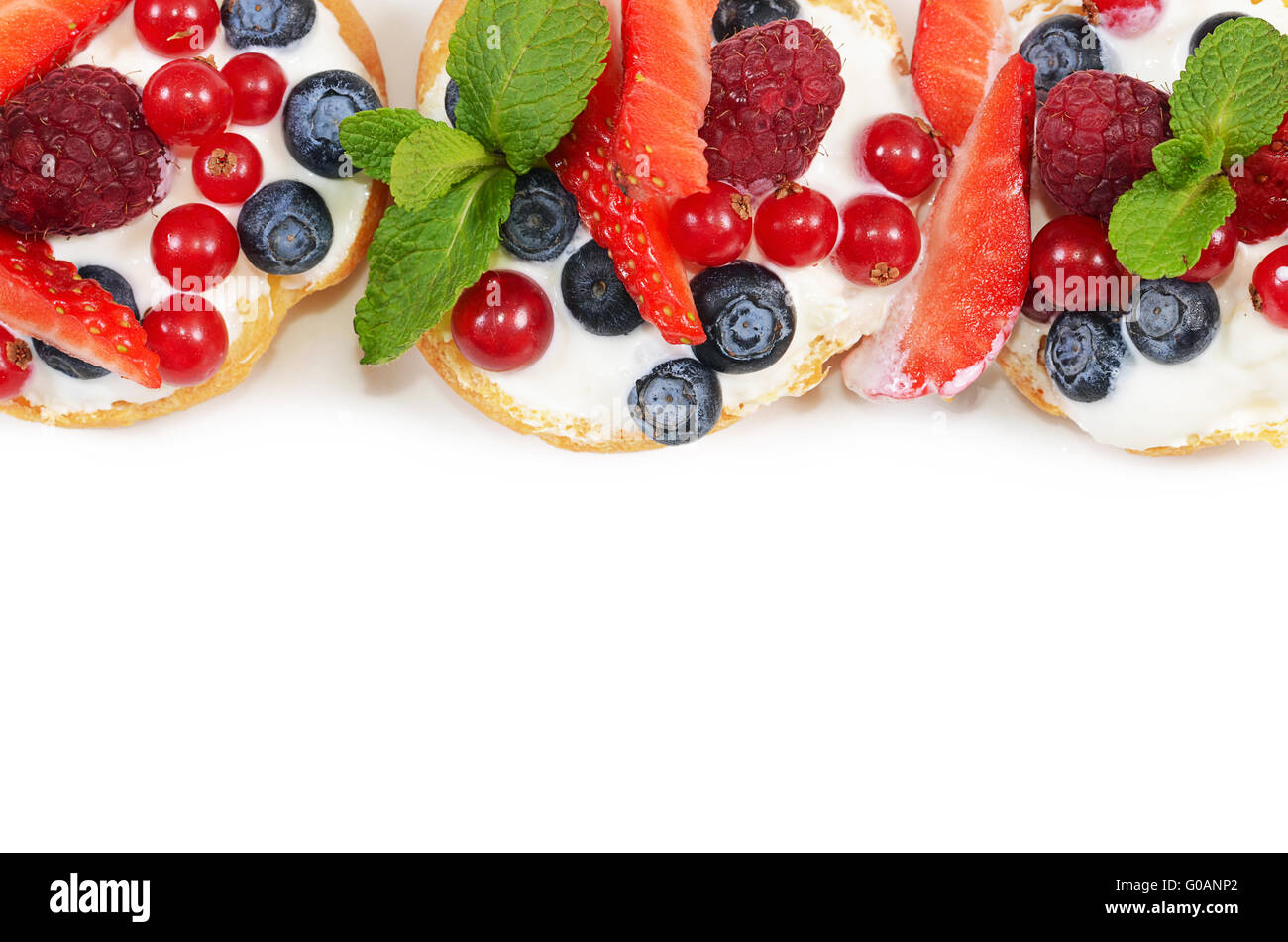 Windbeutel mit Beeren Johannisbeeren, Erdbeeren und Heidelbeeren Stockfoto