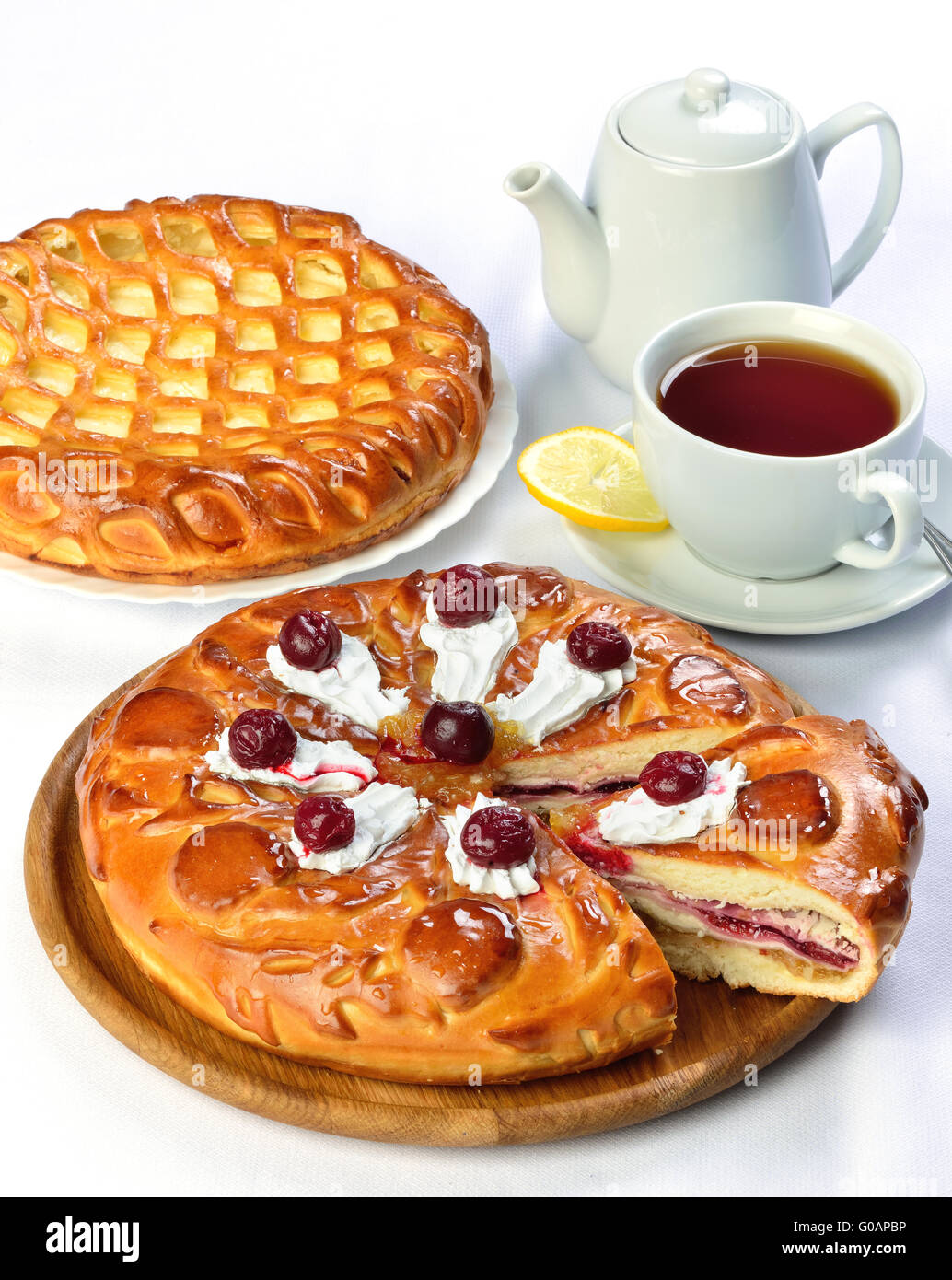 Stillleben mit Ihrem Tisch mit Backen Torten Ameise Tee Tasse und Topf. Stockfoto