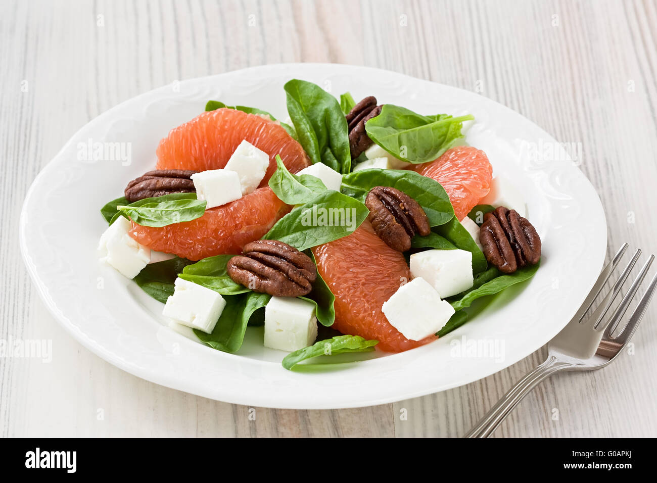 Spinat Grapefruit Ziegenkäse Salat mit Pekannuss Stockfoto