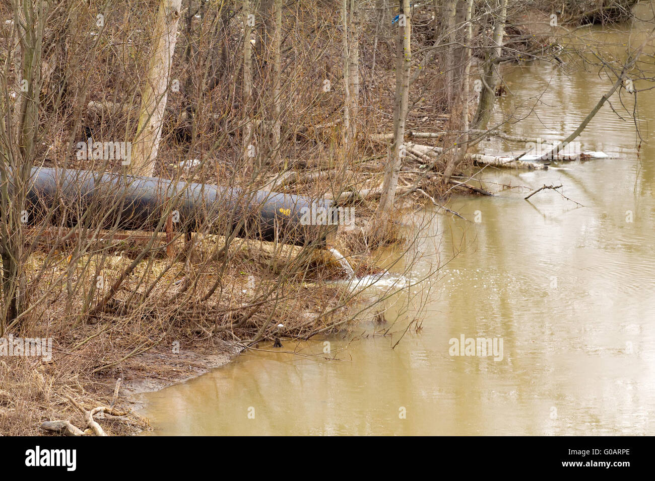 schmutziges Wasser zum Fluss auf industrielle aus einem Rohr Stockfoto