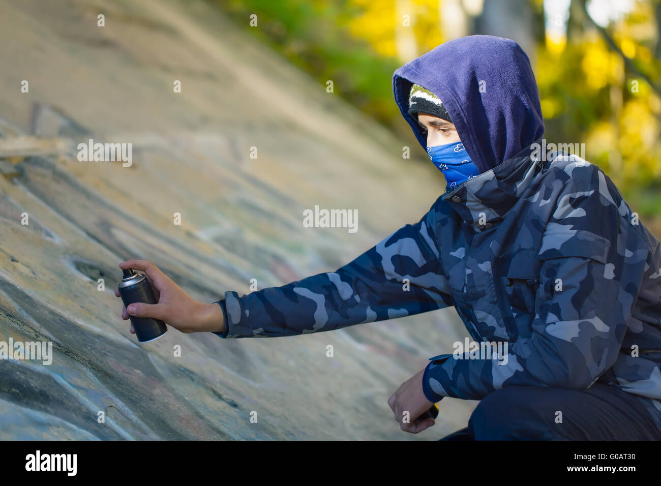 Teenager mit Farbspray kann die Wand in der Nähe. Stockfoto