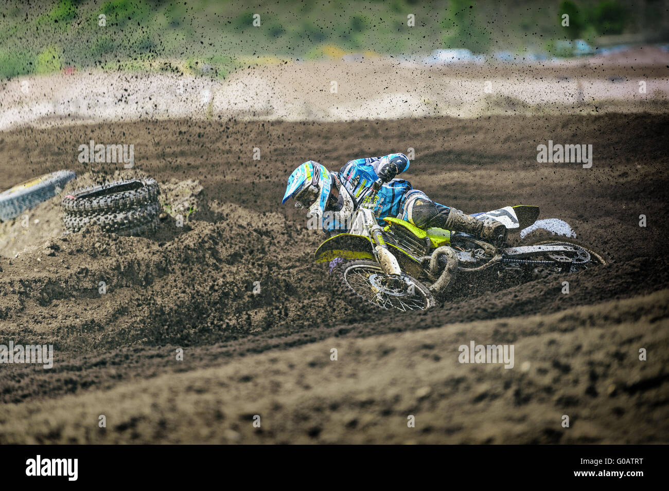 Motocross-Fahrer fällt in einer Kurve Stockfoto