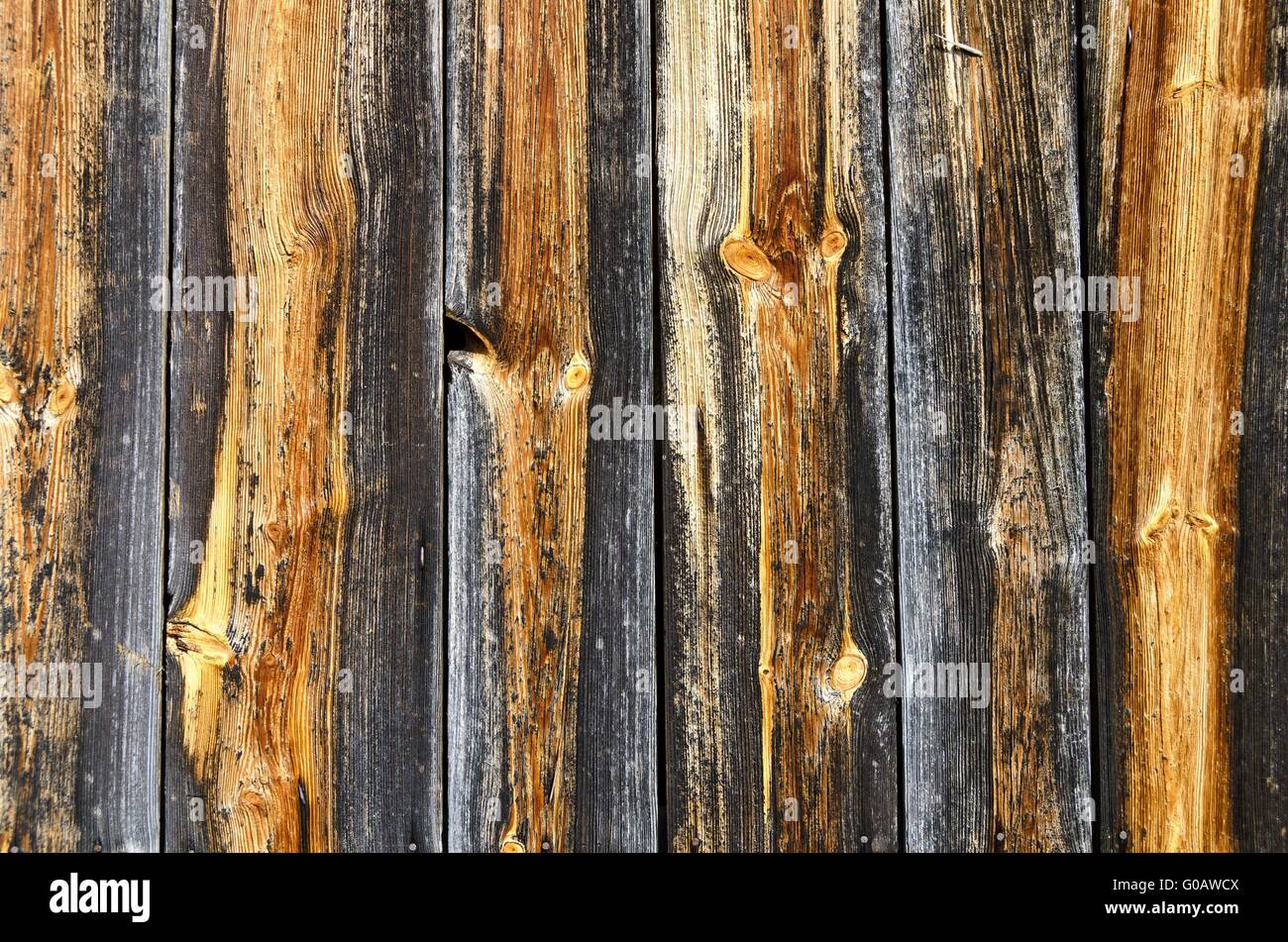 teilweise grau und verwittert aufrecht Holzbohlen Stockfoto