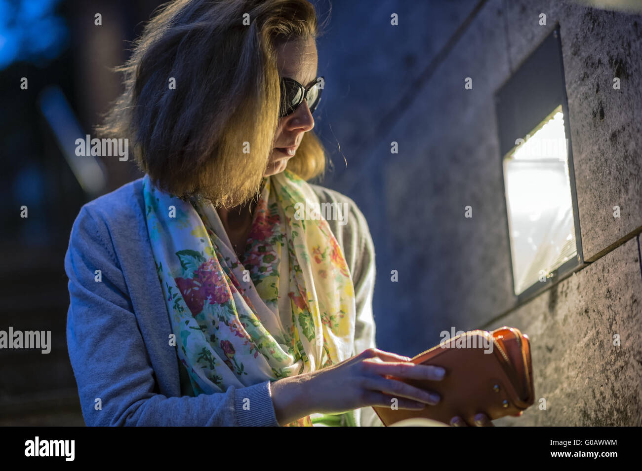 junge Frau sitzt auf einer Treppe und der Suche nach Mo Stockfoto