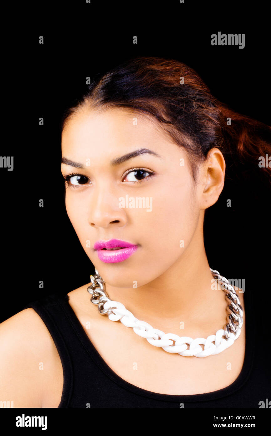 Attraktive Latina Frau Portrait Halskette schwarzen Hintergrund Stockfoto