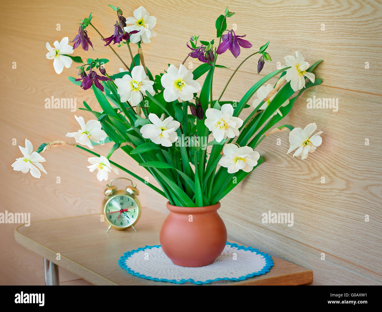 Blühenden Narzissen in einer Vase auf dem Tisch. Stockfoto