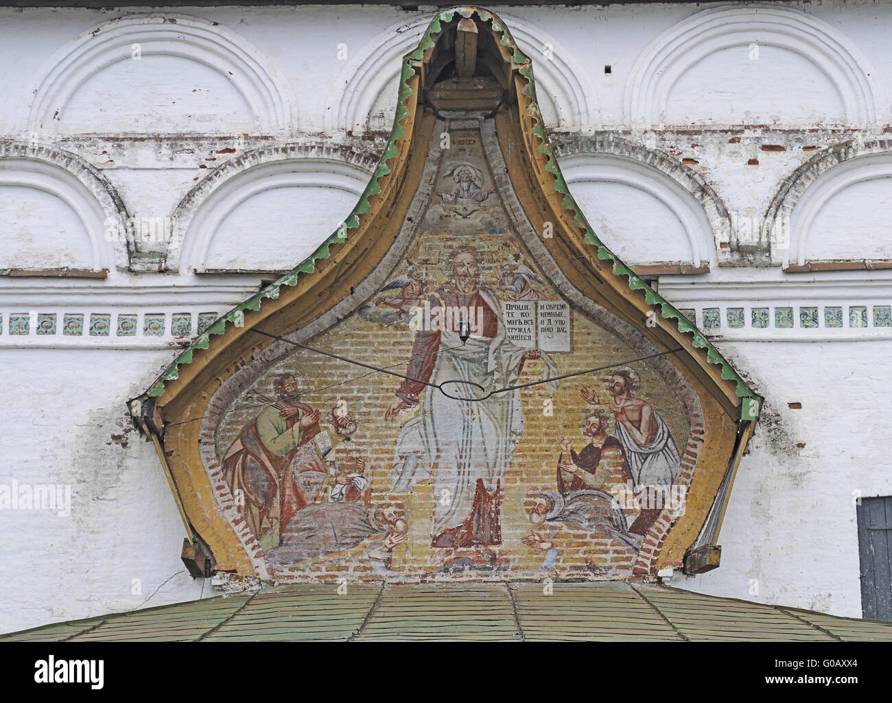 Unter freiem Himmel mit Christus Pantokrator auf Fassade der orthodoxen Kirche Stockfoto