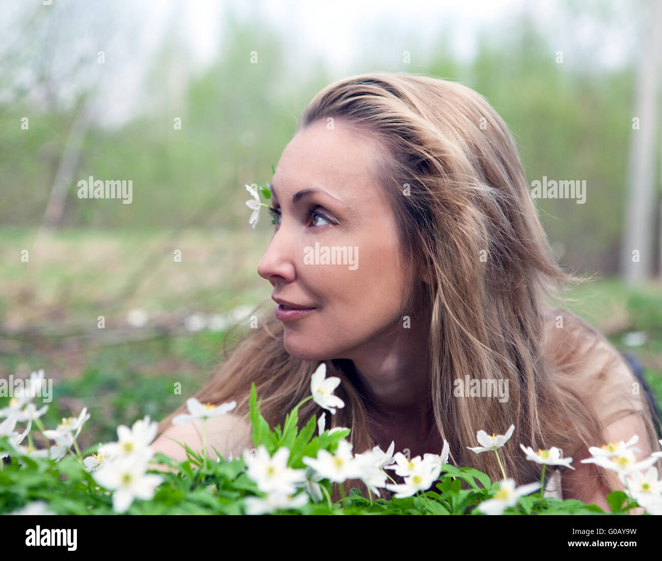 l Frau auf der Waldwiese von blühenden Schneeglöckchen in der Stockfoto