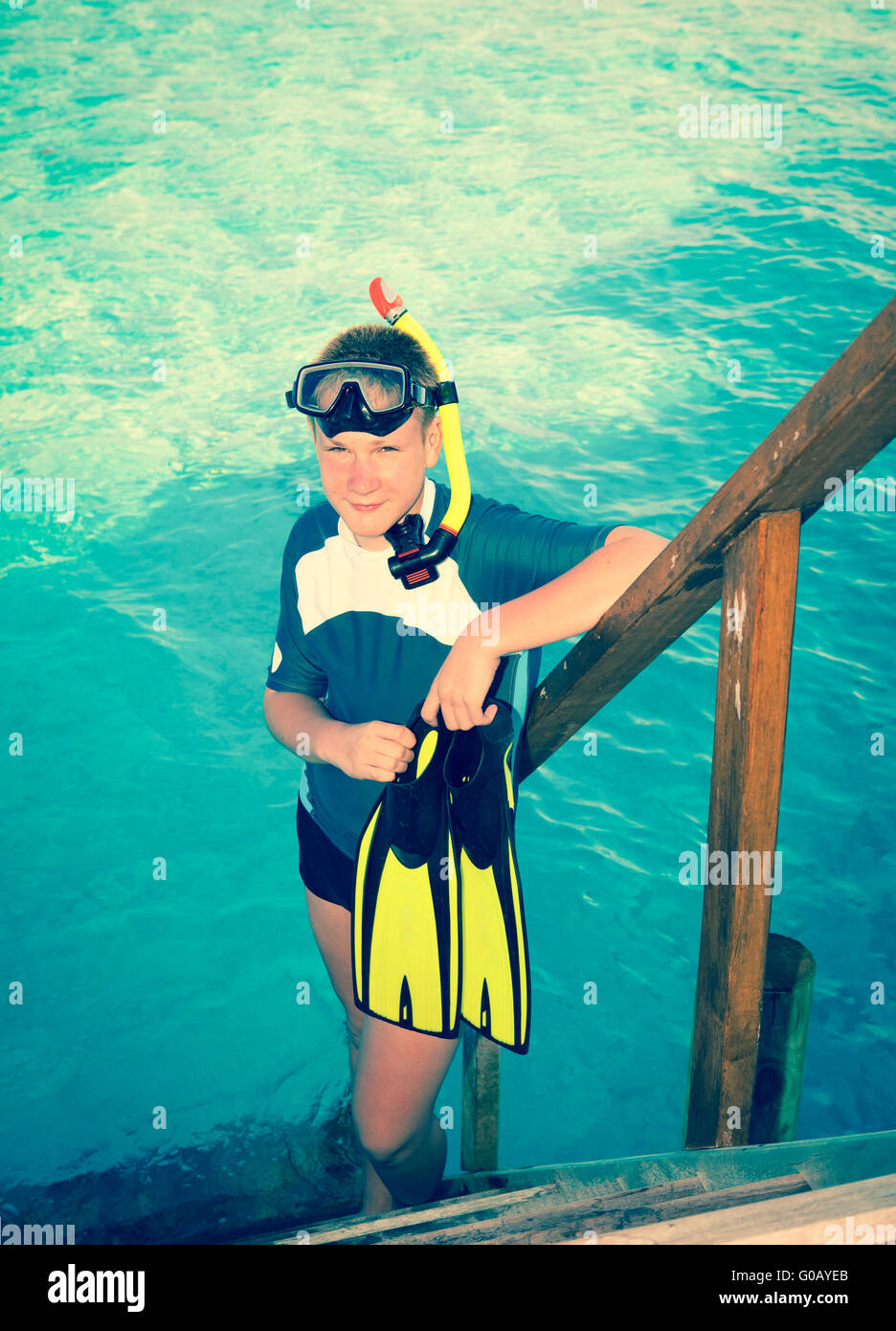 Teenager mit Flossen, Maske und Schlauch am Ozean. Stockfoto