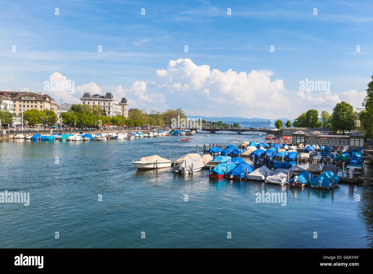 Blick auf Zürich alte Stadt, den See und die Alpen in einem sonnigen Sommer Tag, Schweiz Stockfoto