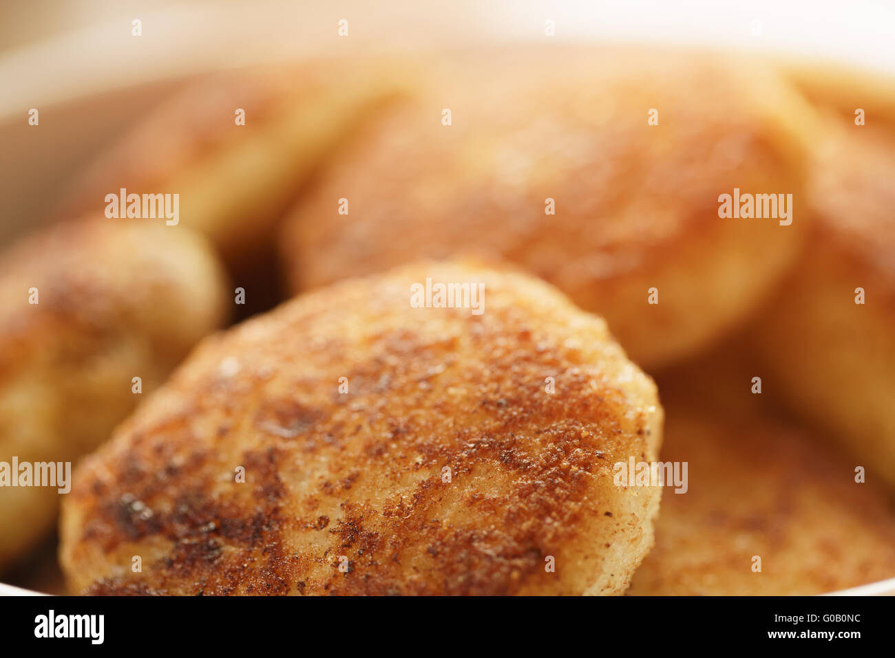 gebratenen Fisch Kuchen in Schüssel vorbereitet Stockfoto