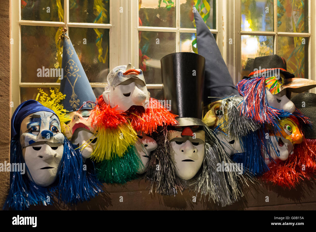 Verschiedene Masken auf dem Fensterbrett legen und warten auf ihre Besitzer (Wer hat eine Pause von der Parade) während der Basler Fasnacht 2016 Stockfoto