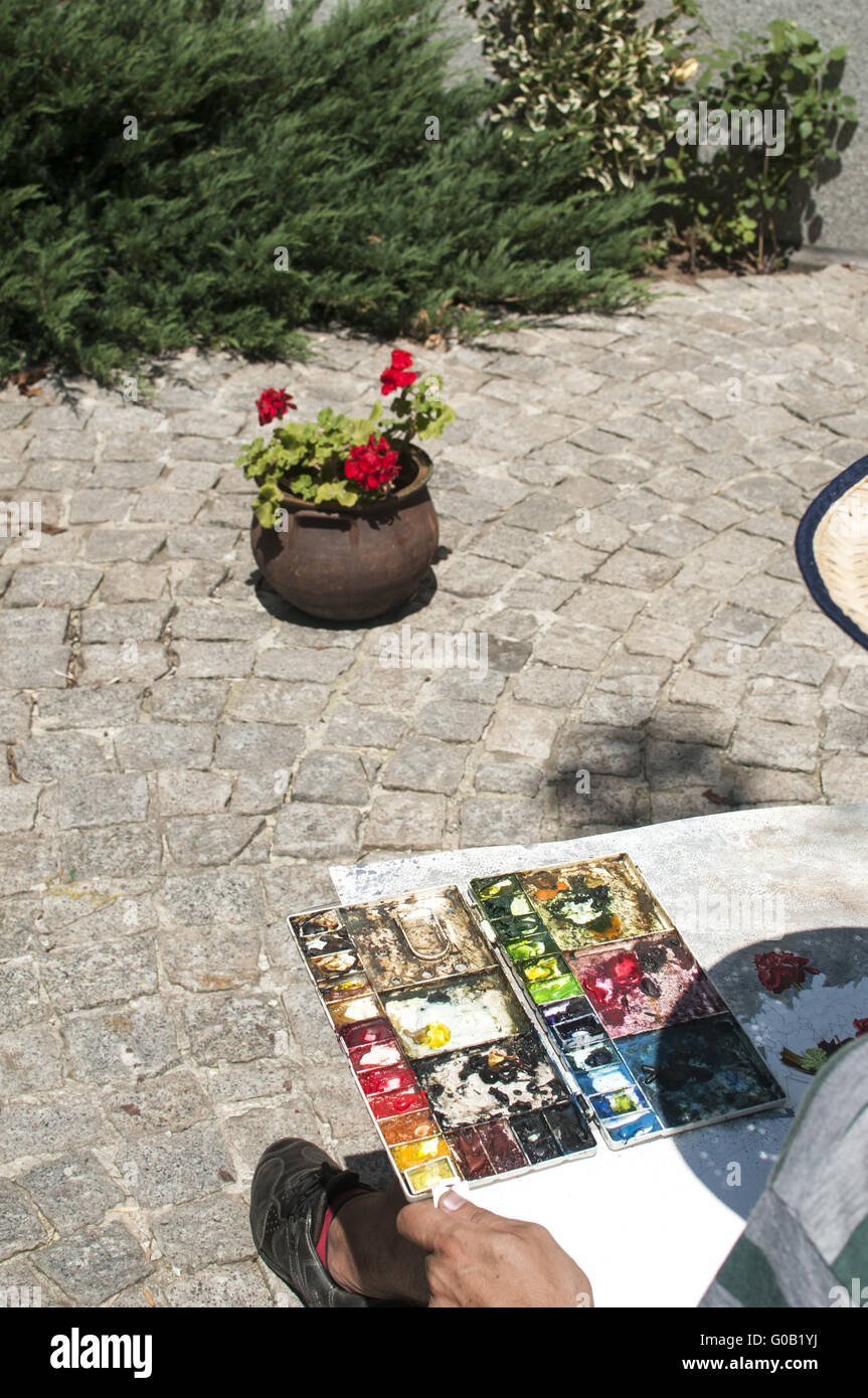 Künstler malt Tontopf mit Blumen im Garten pati Stockfoto