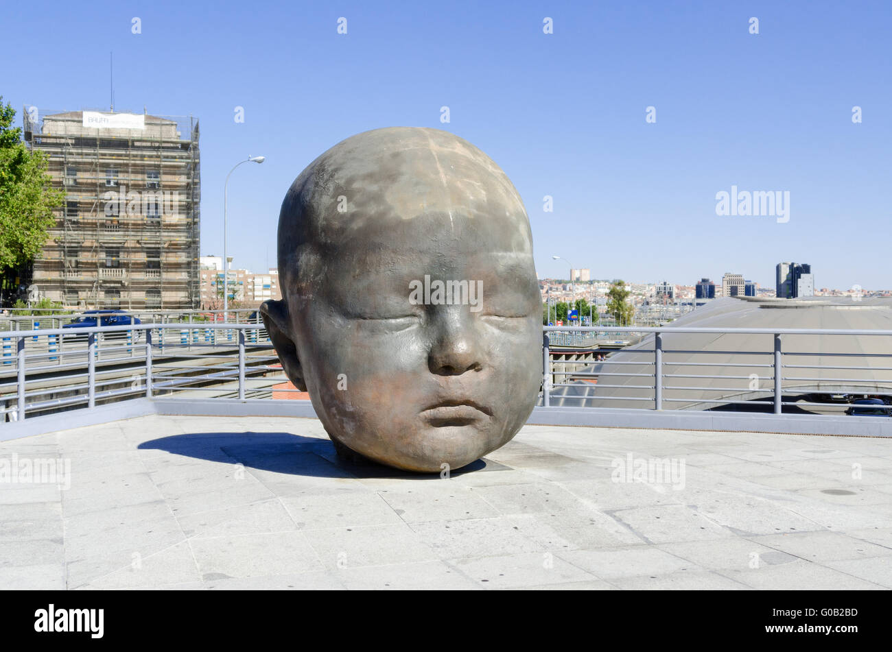 Riesenbaby Kopf Skulptur in Atocha Madrid Spanien Stockfoto