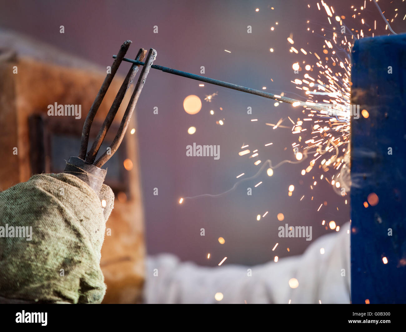 Arc Schweißgerät Arbeiter in Schutzmaske Schweißen Metall Stockfoto