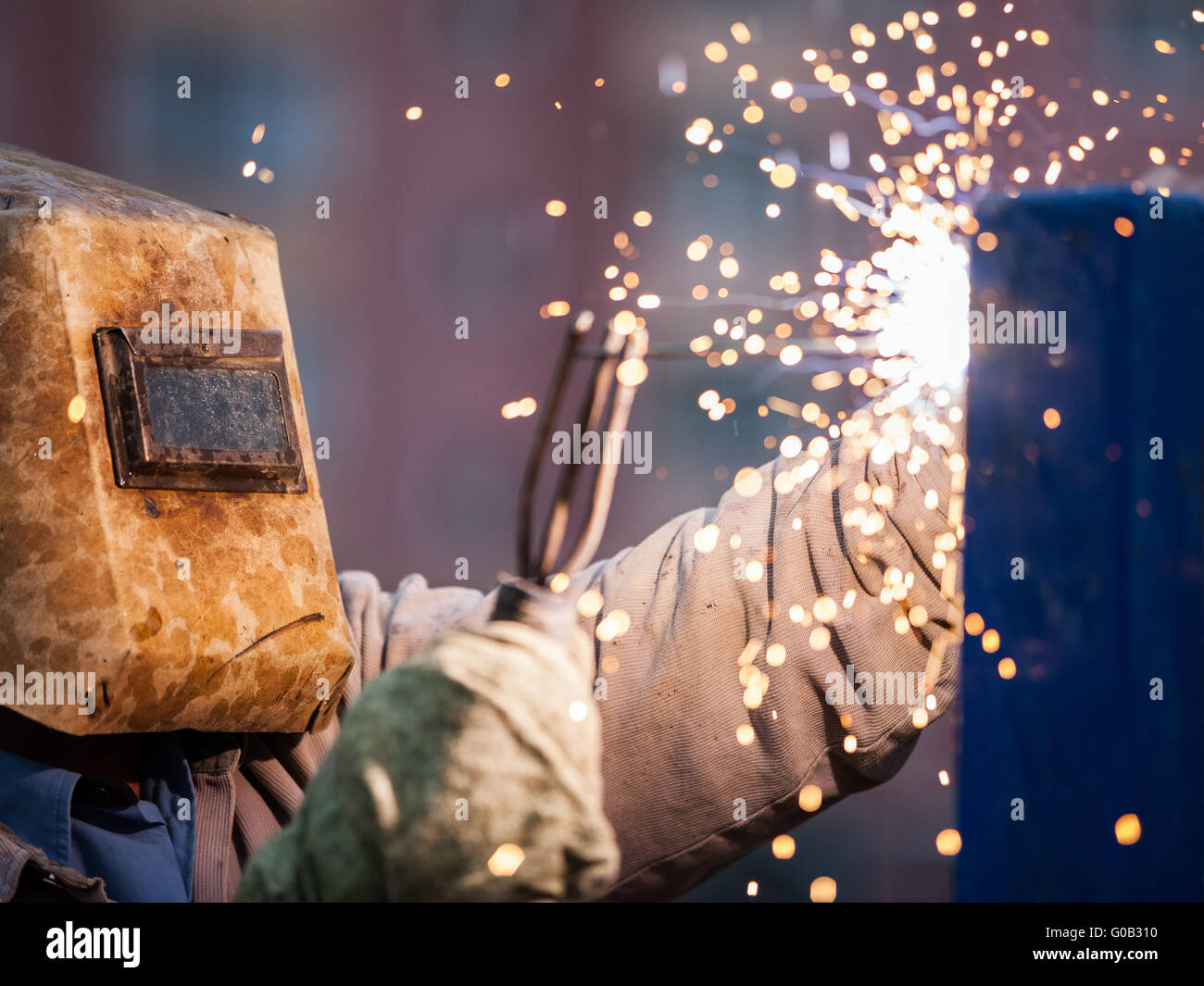Arc Schweißgerät Arbeiter in Schutzmaske Schweißen Metall Stockfoto