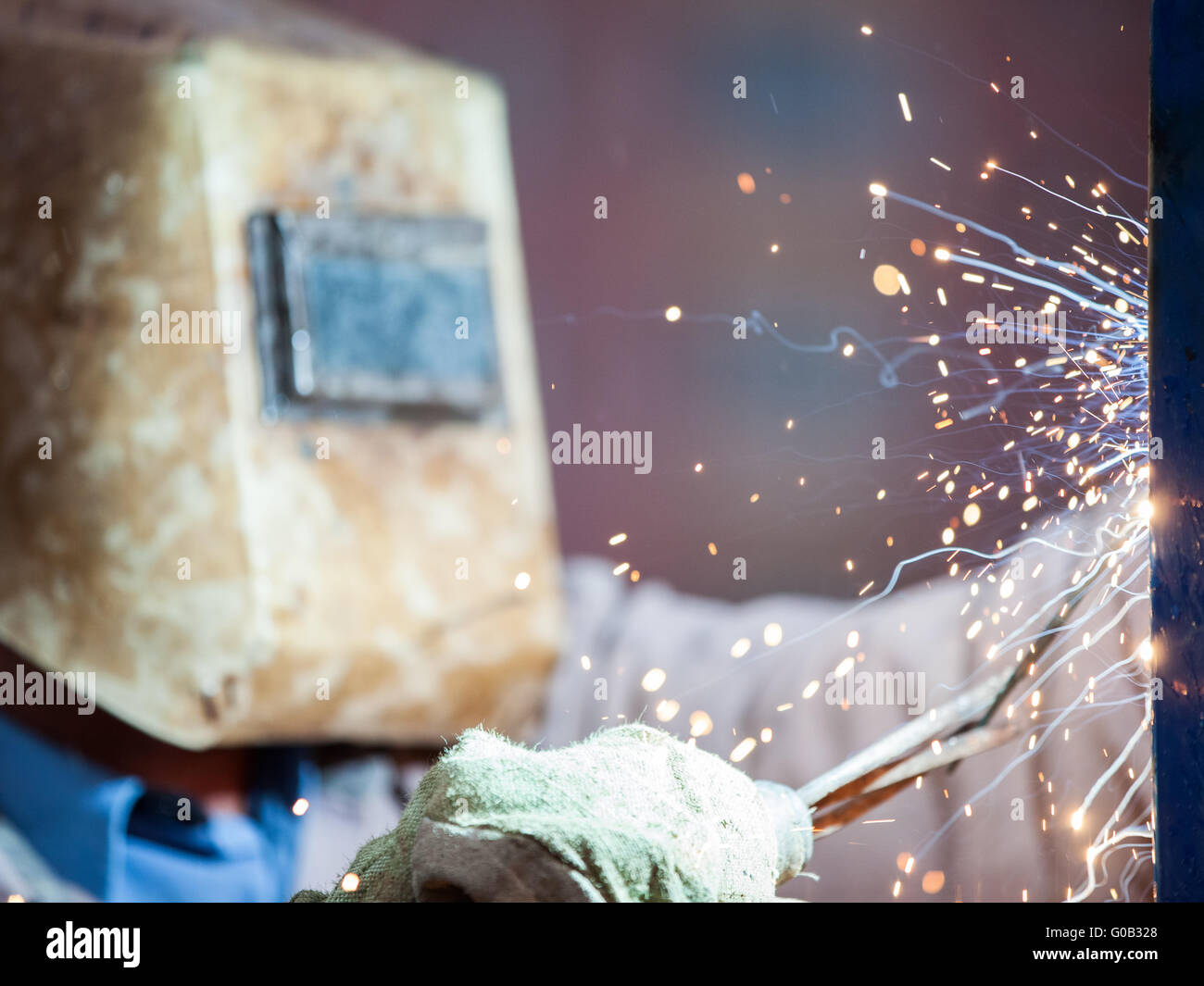 Arc Schweißgerät Arbeiter in Schutzmaske Schweißen Metall Stockfoto
